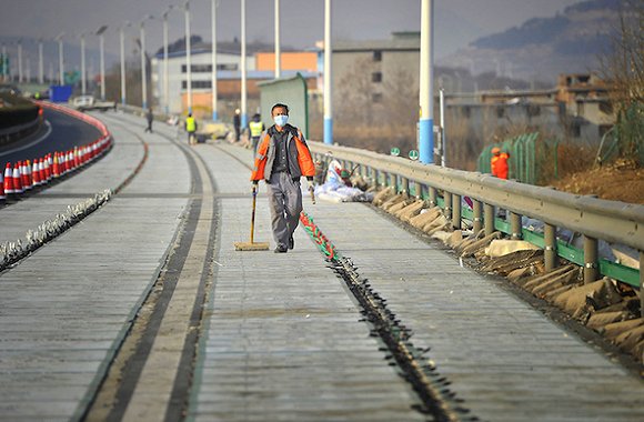 中國首條太陽能高速公路年底通車丨除了充電還能融雪