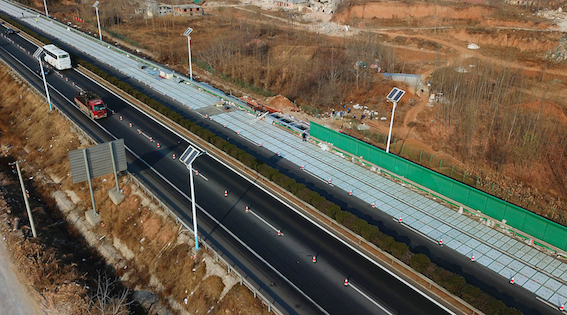 中國首條太陽能高速公路年底通車丨除了充電還能融雪